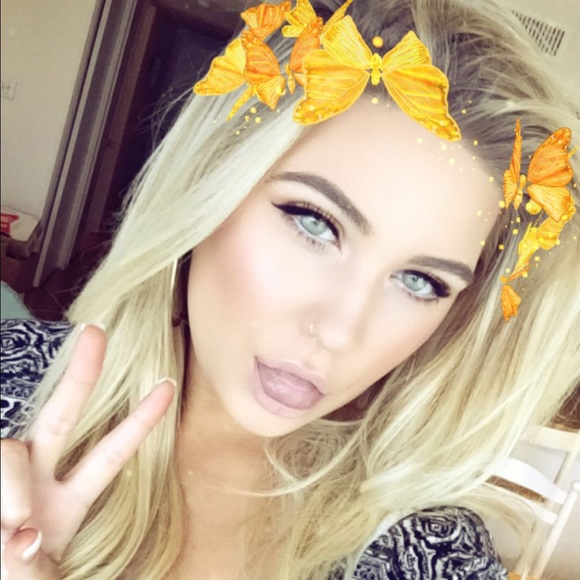 Meet your Posher, Kailey🤓 - Picture 3 of 3