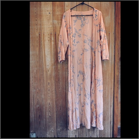 Long delicate feminine kimono - Picture 1 of 4