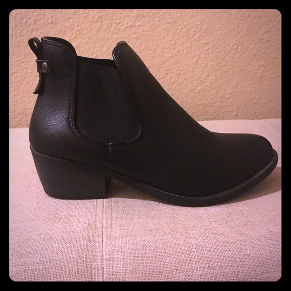 New black ankle boots only worn two times!