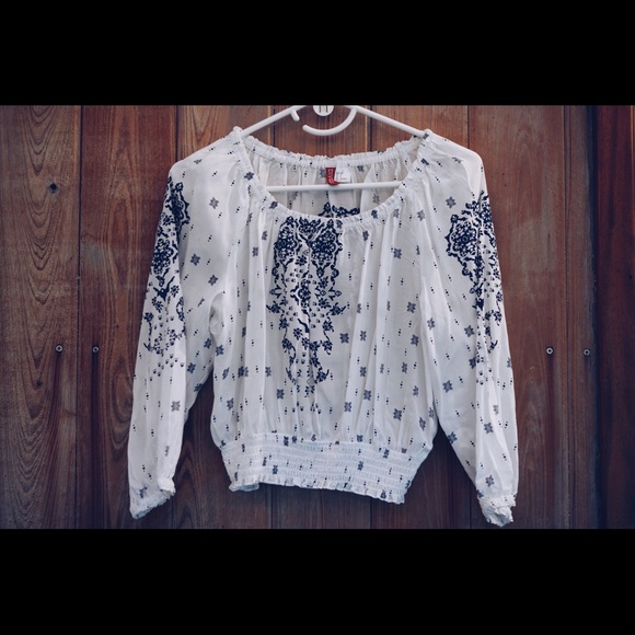 NEW! Off-shoulder blouse. Long sleeves