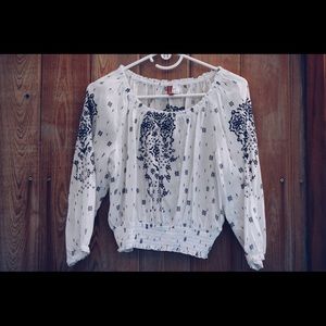 NEW! Off-shoulder blouse. Long sleeves