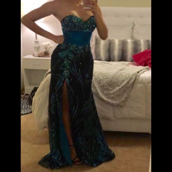 Gown - Picture 1 of 3
