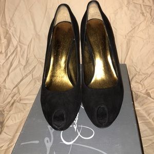 Jess Simpson sexy black suede pumps
