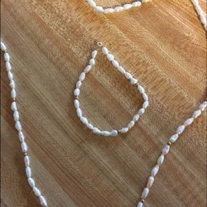 Pearl necklace and bracelet set