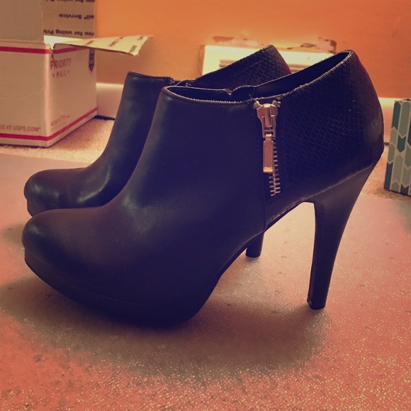 ❤HP❤ High heel booties