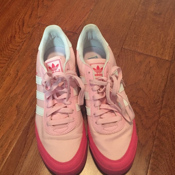 Used Adidas gym shoe!