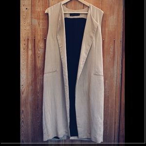 Sleeveless long trench coat.
