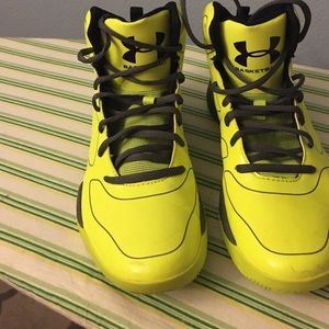 Underarmor youth size 7 excellent condition