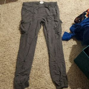 Gray pants with pockets on the side