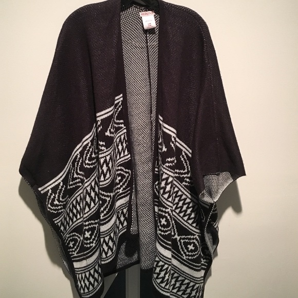 Black and white poncho sweater - Picture 1 of 2