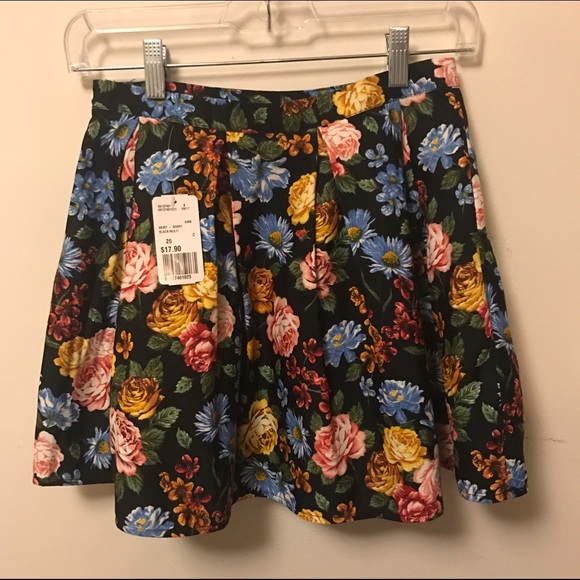 NWT Floral mini skirt!
