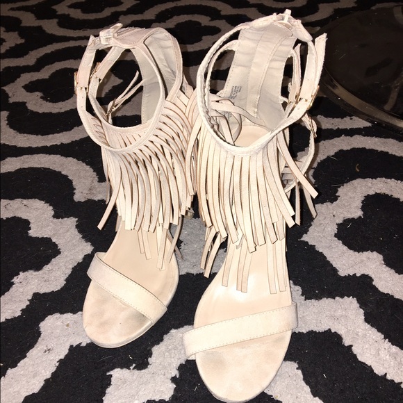 JustFab  Ivory triple layer fringe heels💕