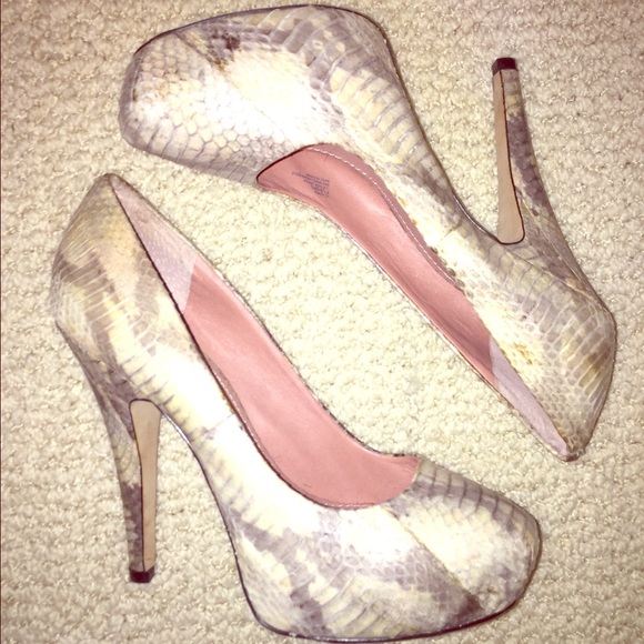 Vince Camuto nude snakeskin platform heels