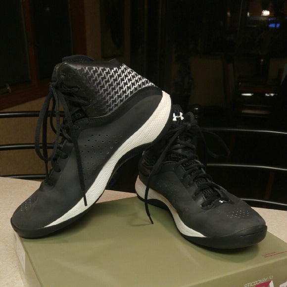 Under Armour Blk/White Basketball Shoes Sz 8 Mens