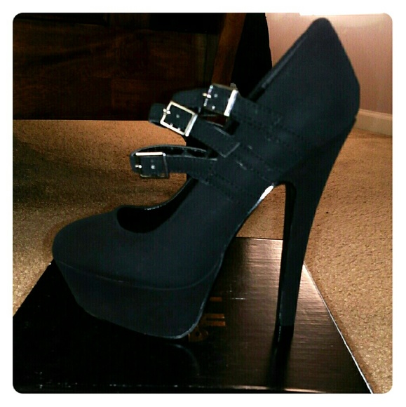 Black pumps