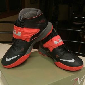 Nike LeBron basketball shoes 7Y Boys
