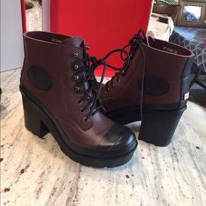 Hunter $230! Now $100 size 9.  umber red. Warranty