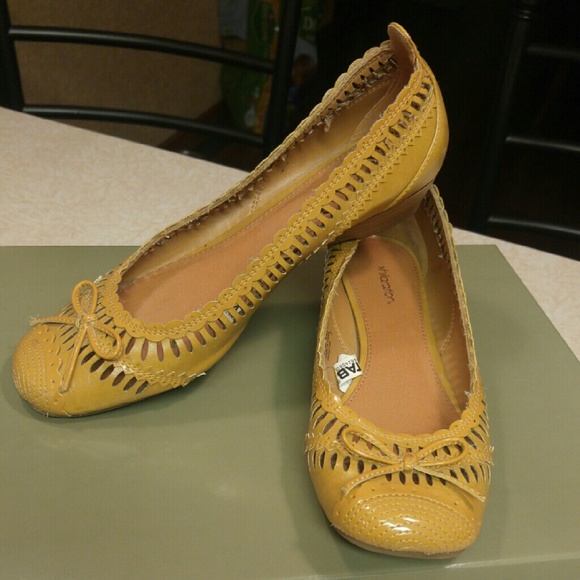 Yellow dress shoe