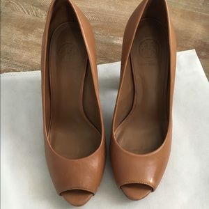 Tory Burch Tan Peep Toe Pumps w Chunky Heel