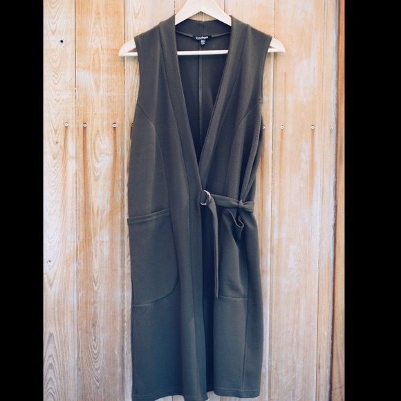 NEW! Sleeveless trench coat with silver ring