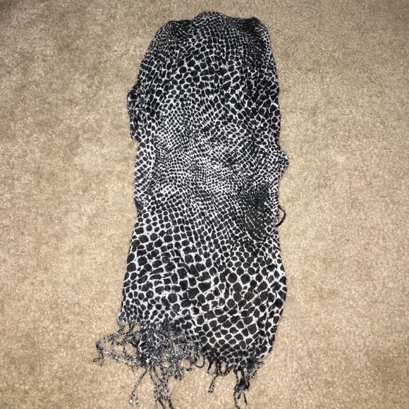 Black and grey scarf