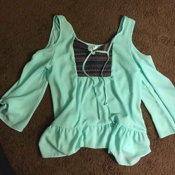 Charming Charlie cut out shoulder long sleeve