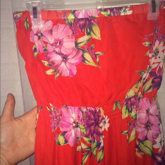 Red floral Strapless Maxi - Picture 4 of 4