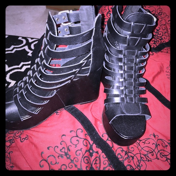 Black strappy wedges