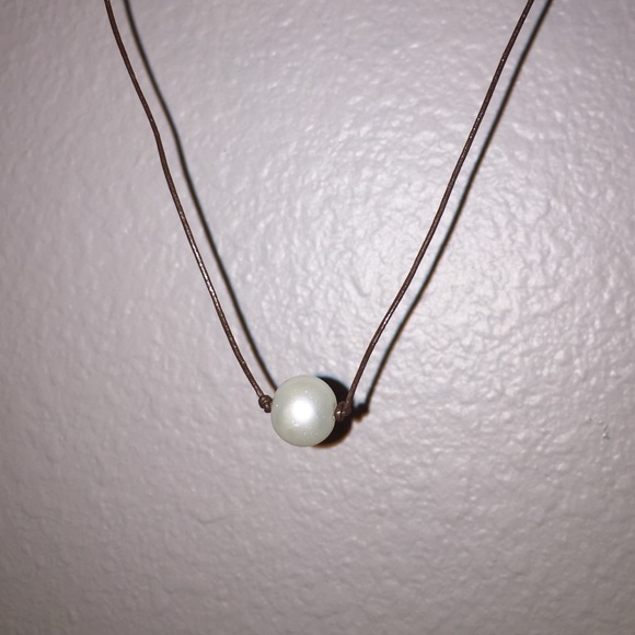 Pearl Necklace! Leather chocker.