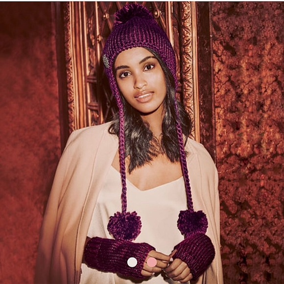 ♦️SOLD♦️ Knit Hat & Gloves Set w/Brooch