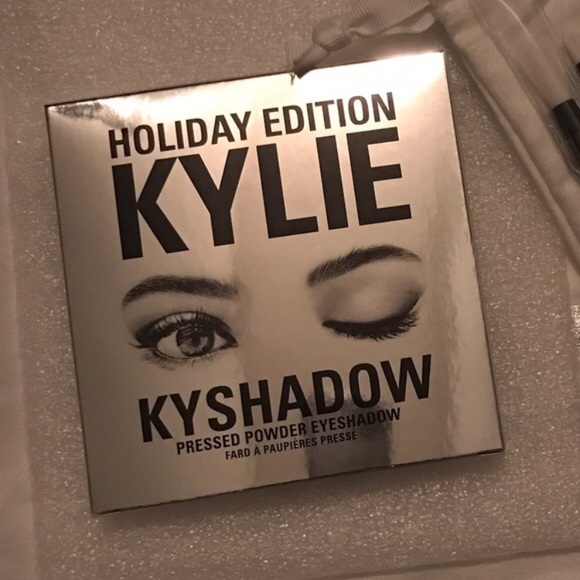 Kylie Jenner Holiday Kyshadow - Picture 2 of 2