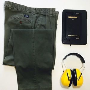 Host Pick Olive Pleated Dockers