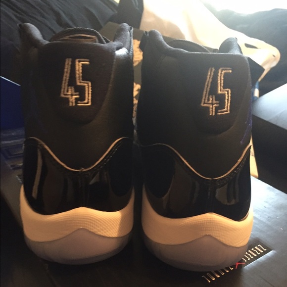 Air Jordan 11 \