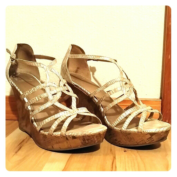 White shake skin Fergi Wedges