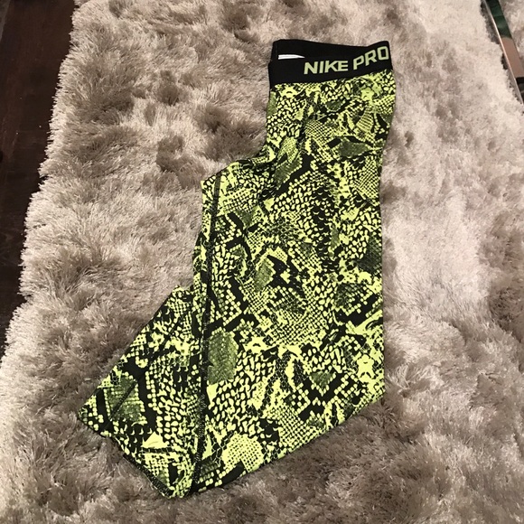 Nike Pants - Nike Pro Crop Leggings!