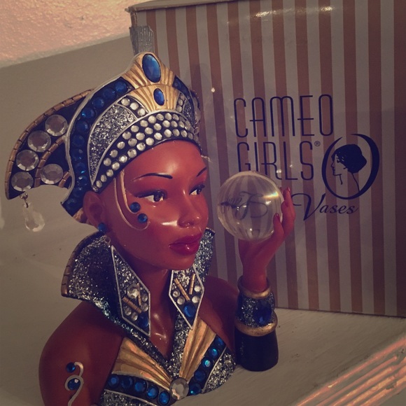Cameo girl