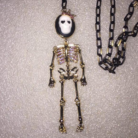 Betsey Johnson necklace - Picture 4 of 4