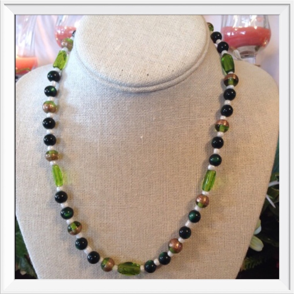 ❤️❤️❤️NEW Lovely Stretch Beaded Glass Necklace
