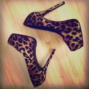 Steve Madden Leopard print Nala platform heels