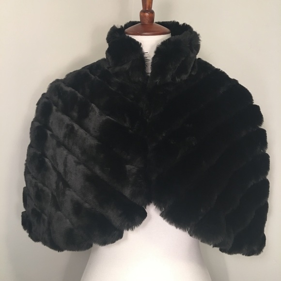 Bebe black mitred puffer faux fur capelet. Size S