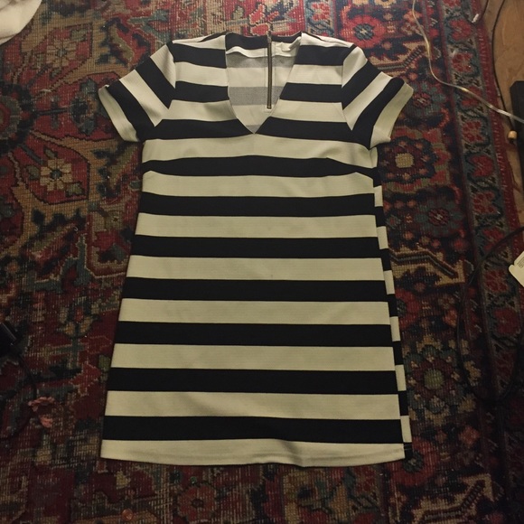 Black and white mini dress, very slimming💃