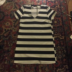 Black and white mini dress, very slimming💃