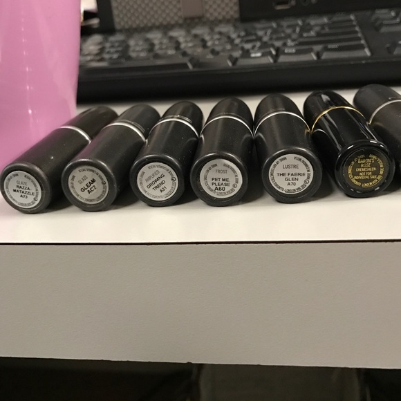 MAC lipsticks, pics of the bottoms *extra pics*