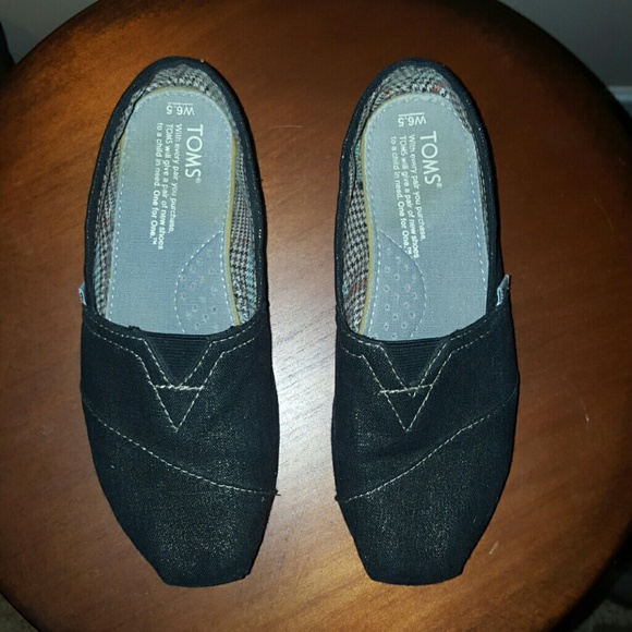 Tom's black w lil gold shimmer super cute size 6.5