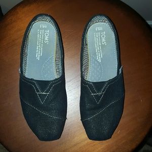 Tom's black w lil gold shimmer super cute size 6.5