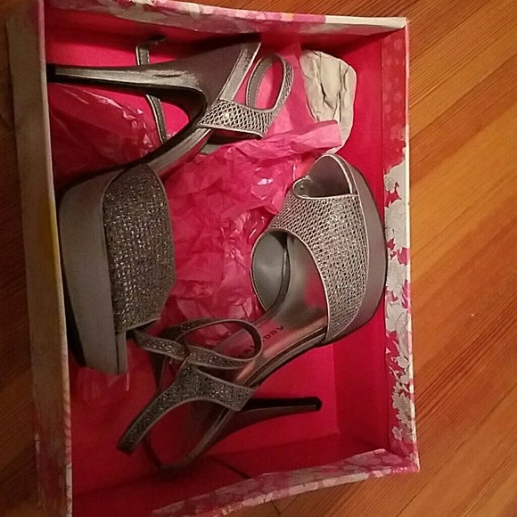 Chinese Laundry silver hide 8.5 glittery heels