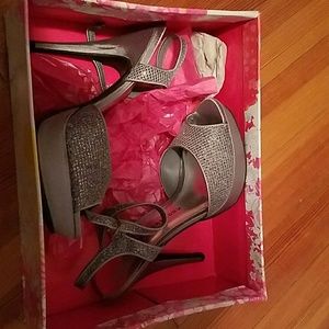 Chinese Laundry silver hide 8.5 glittery heels