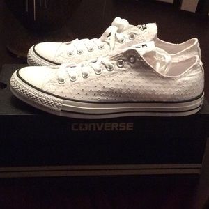 Converse Women 's Chuck Taylors All Stars 10.5B