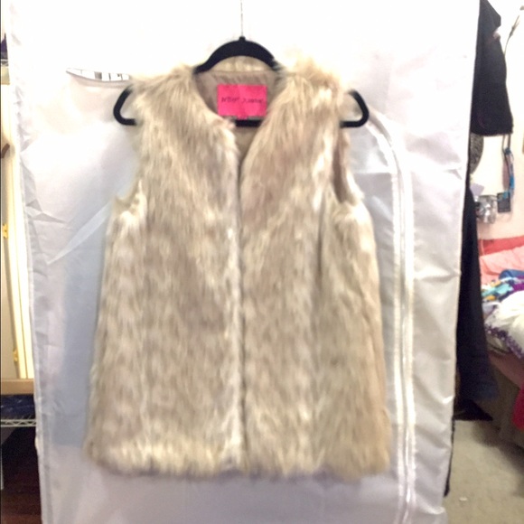 Betsy Johnson. M. Faux fur vest