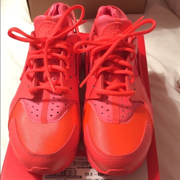 Women's Nike Air Huarache Run Hot Lava size 9